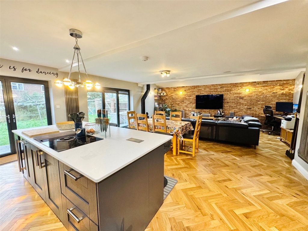 Property photo 2 of 16 Picture No. 13