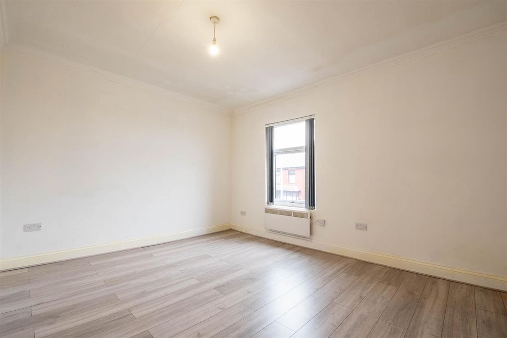 Property photo 2 of 8 Bedroom/Reception