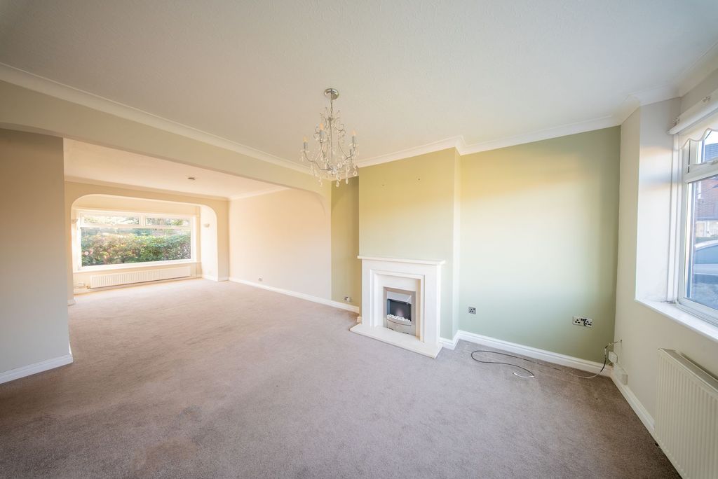 Property photo 2 of 9 Living Space