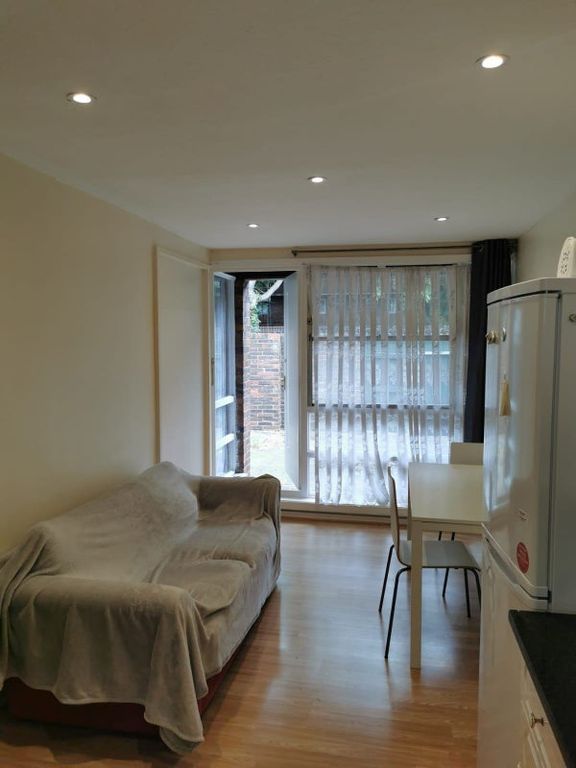 Property photo 1 of 8 Room - Flat Share To Rent