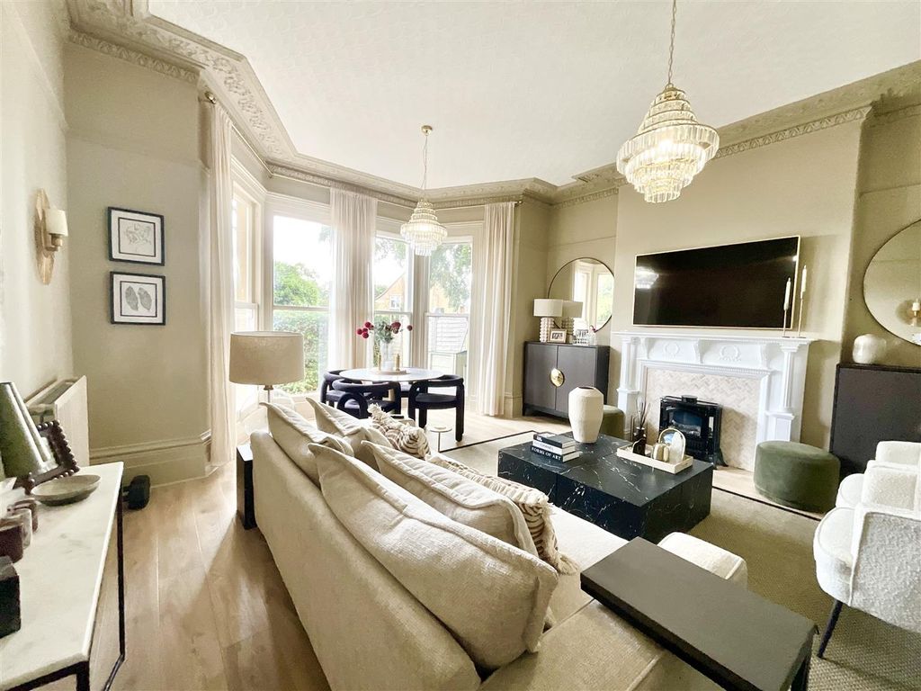 Property photo 2 of 11 Lounge