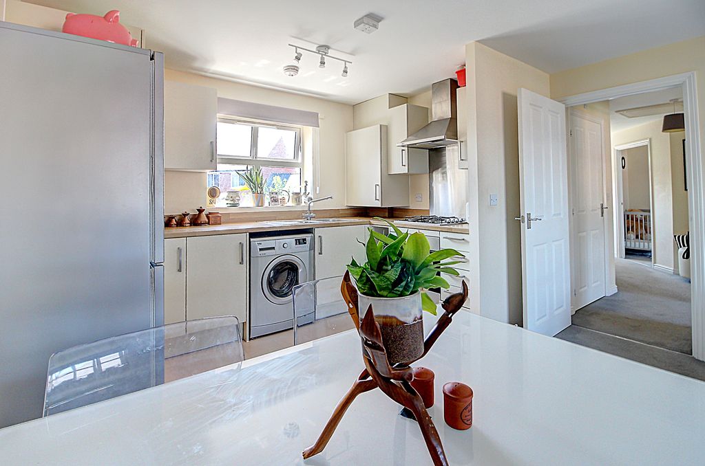 Property photo 3 of 16 Kitchen