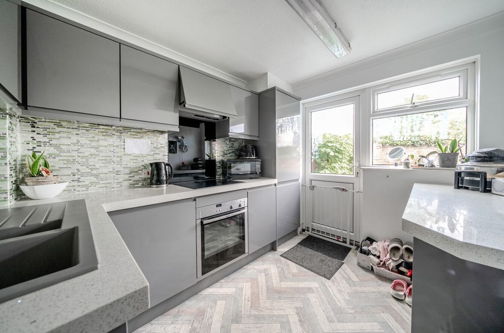 Property photo 2 of 12 1343532-8-68B080E...