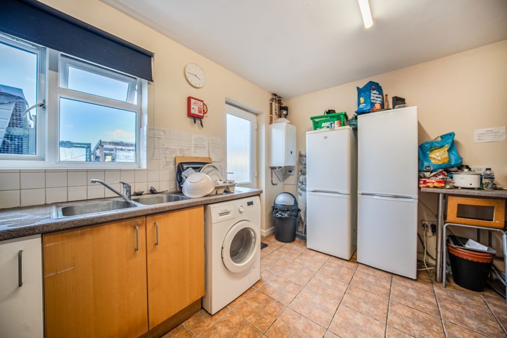 Property photo 3 of 9 138094136915E8701Fa4E