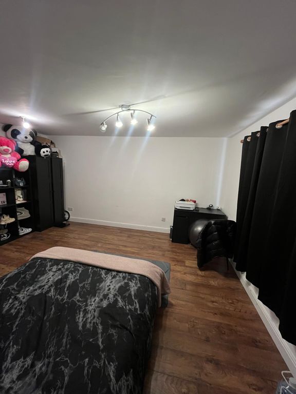 Property photo 3 of 11 A Spacious And Inviting Double Bedroom Featuring m...