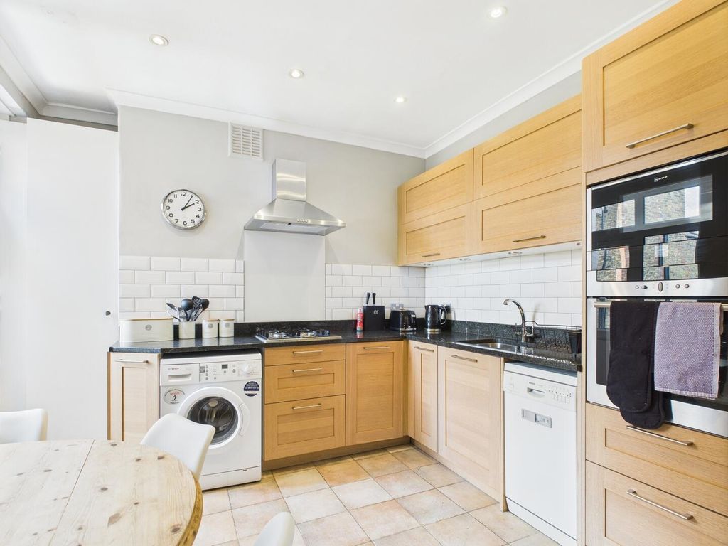 Property photo 3 of 11 Kitchen