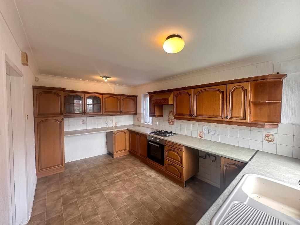 Property photo 3 of 12 Kitchen
