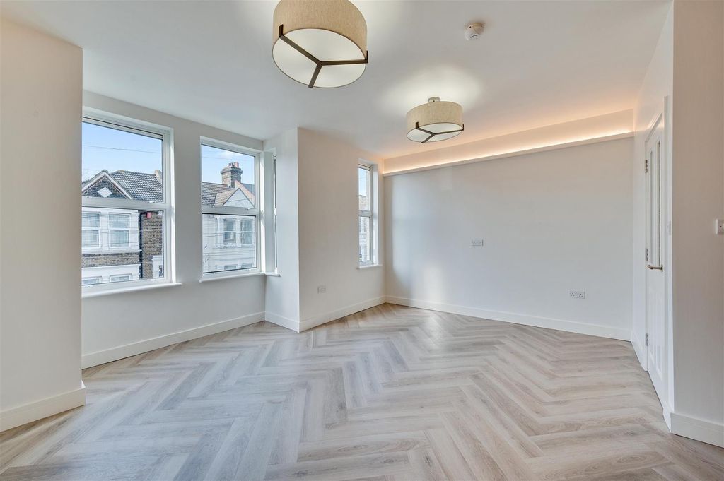 Property photo 3 of 17 Daniels_1B Minet Gardens, Nw10_007.Jpg