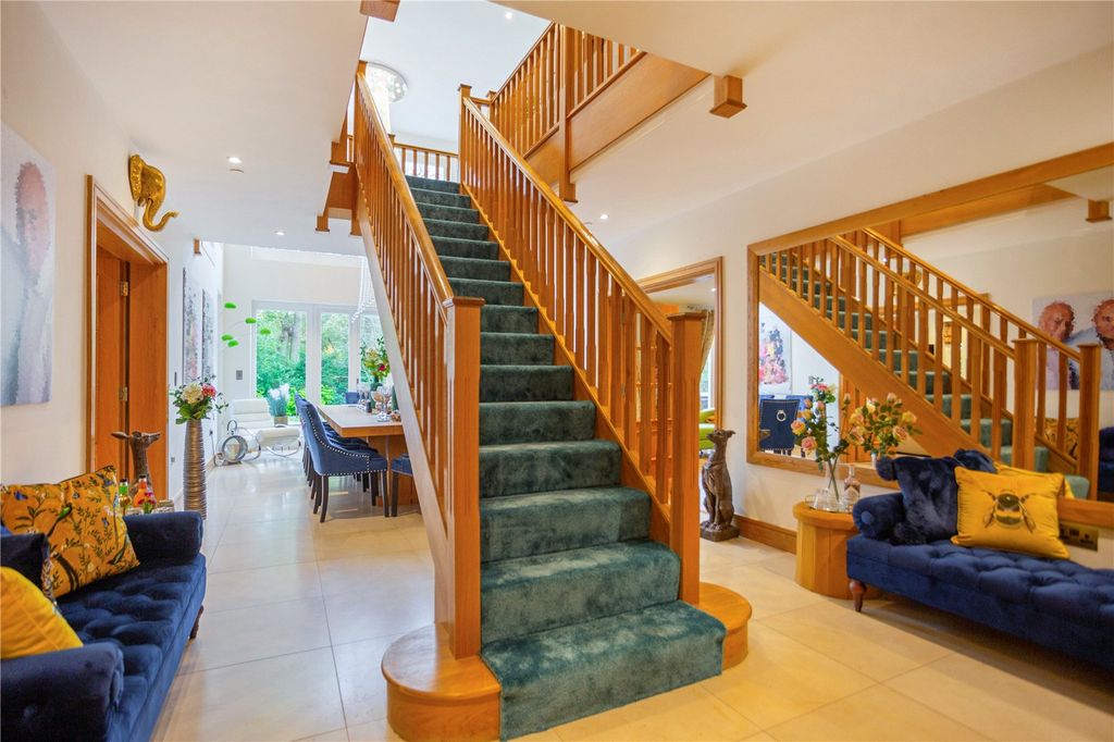 Property photo 3 of 19 Entrance Hall