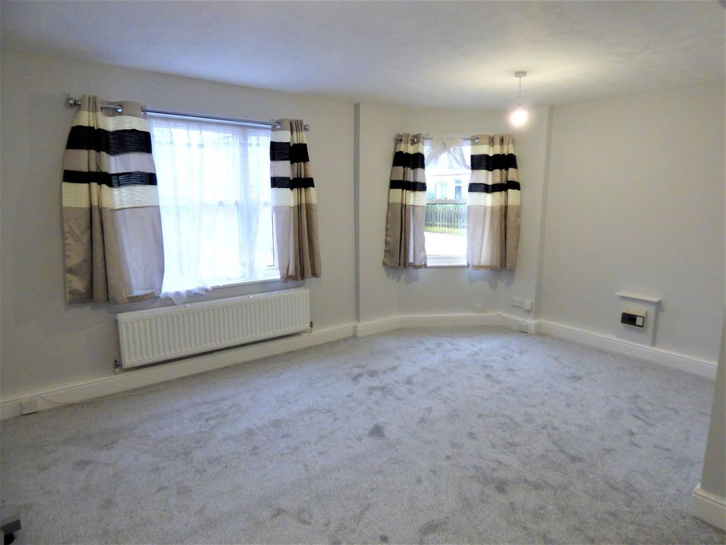 Property photo 3 of 10 Living Room