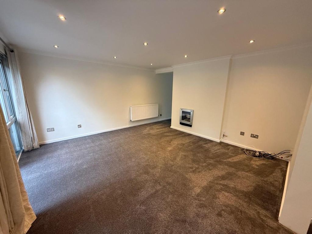 Property photo 2 of 17 Lounge