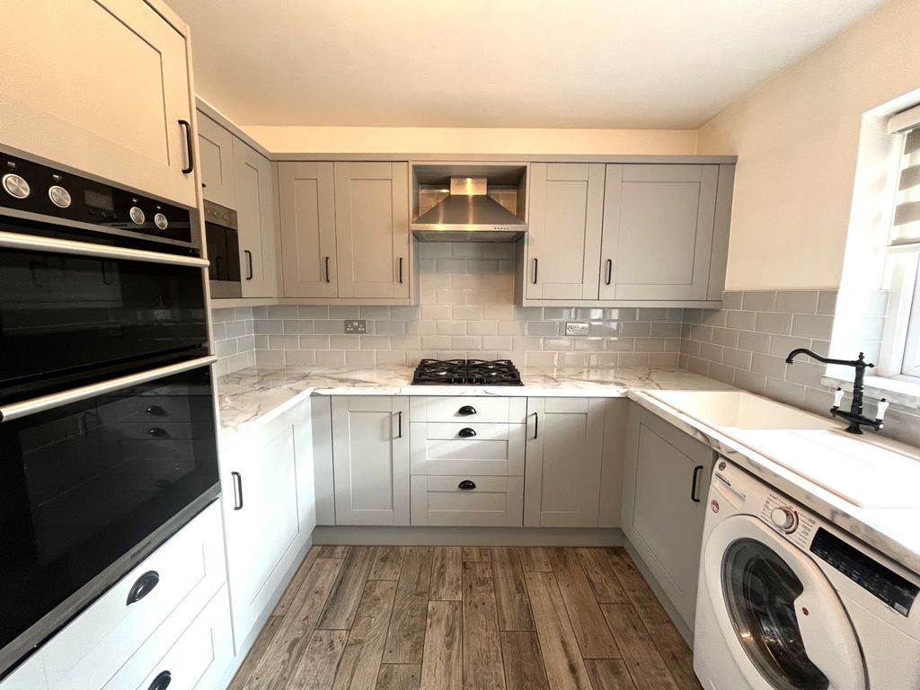 Property photo 3 of 8 Kitchen