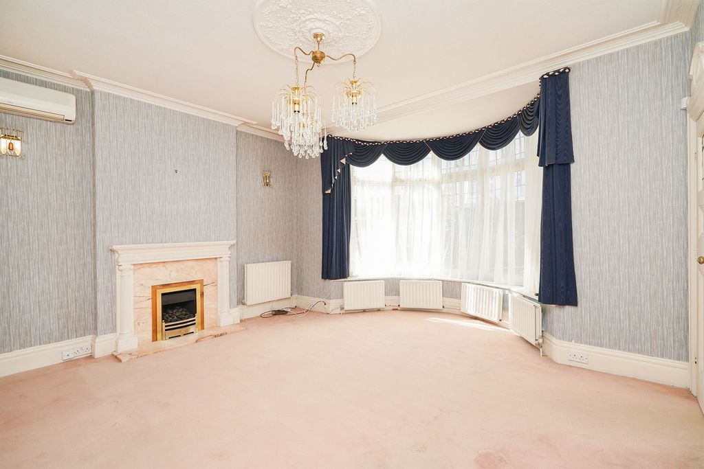 Property photo 2 of 25