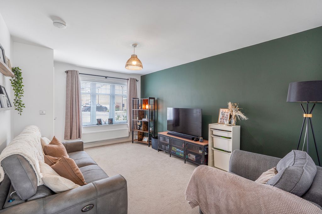 Property photo 2 of 13 Lounge 2