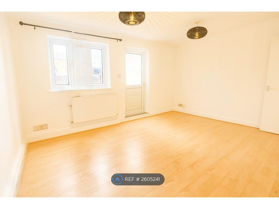 Property photo 1 of 7 Bright And Spacious Reception With Fresh Decor