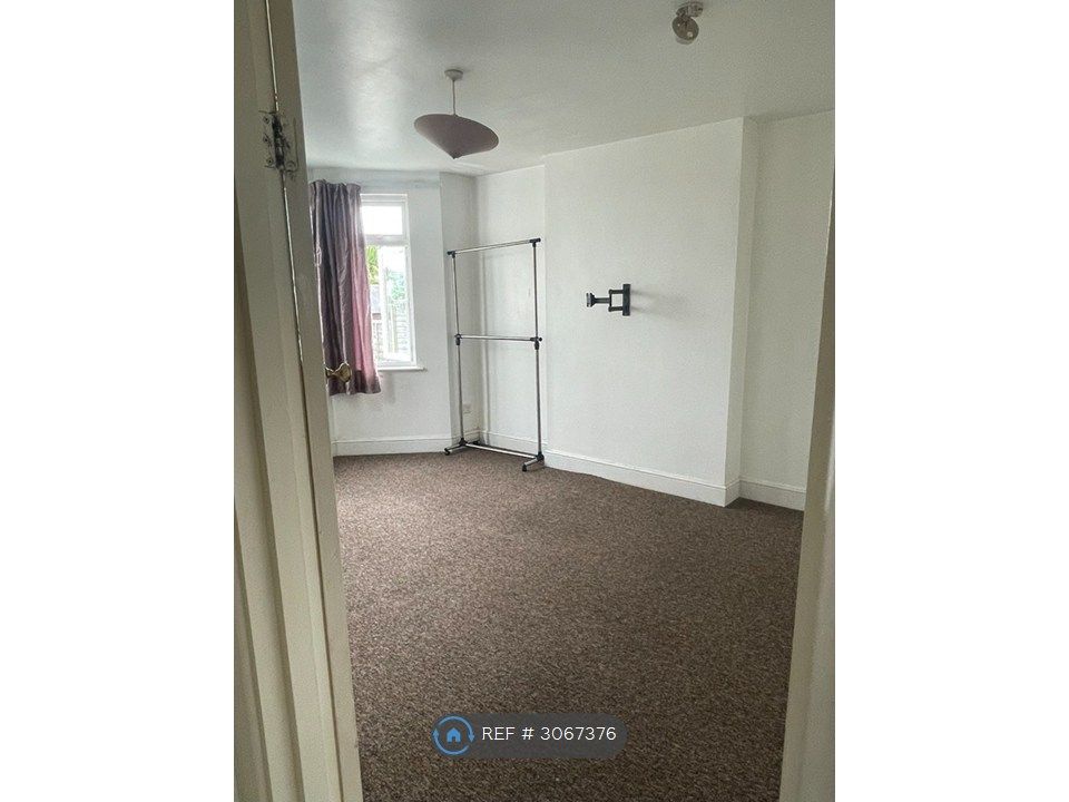 Property photo 1 of 9 Bedroom Empty