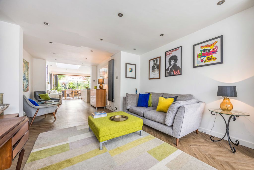 Property photo 3 of 37 52 High Street, Old Portsmouth-Small-Porticomarket