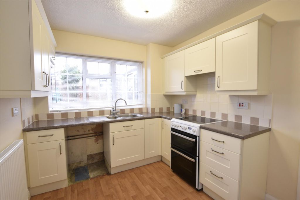 Property photo 3 of 11 Kitchen