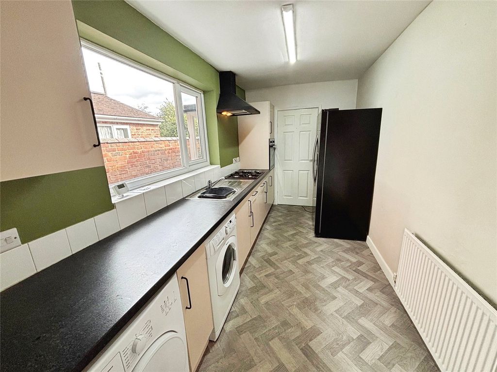 Property photo 3 of 11 Kitchen