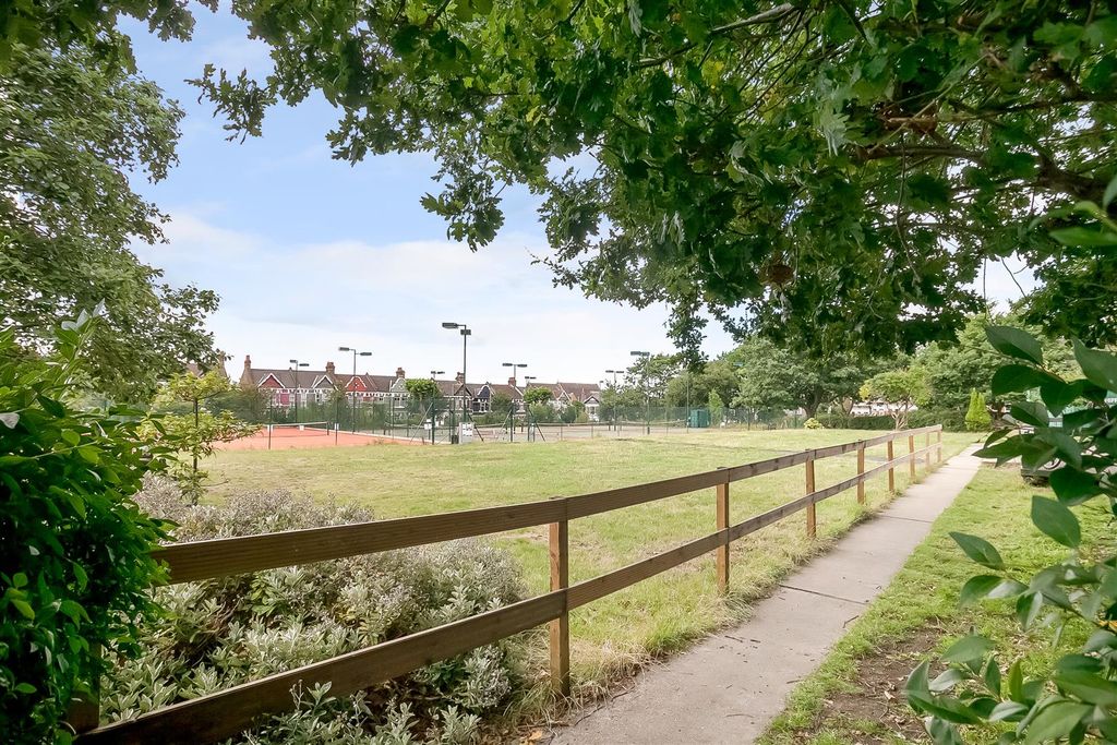 Property photo 1 of 10 Tennis Courts Opposite