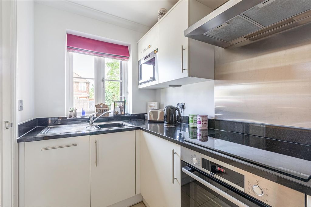 Property photo 3 of 13 2 Kings Terrace, Kt14 7Ap - 8.Jpg