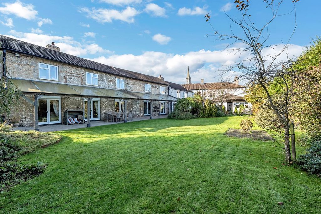 Property photo 2 of 32