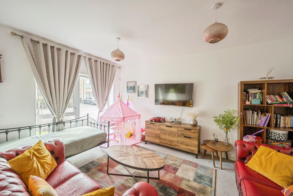 Property photo 2 of 16 Lounge