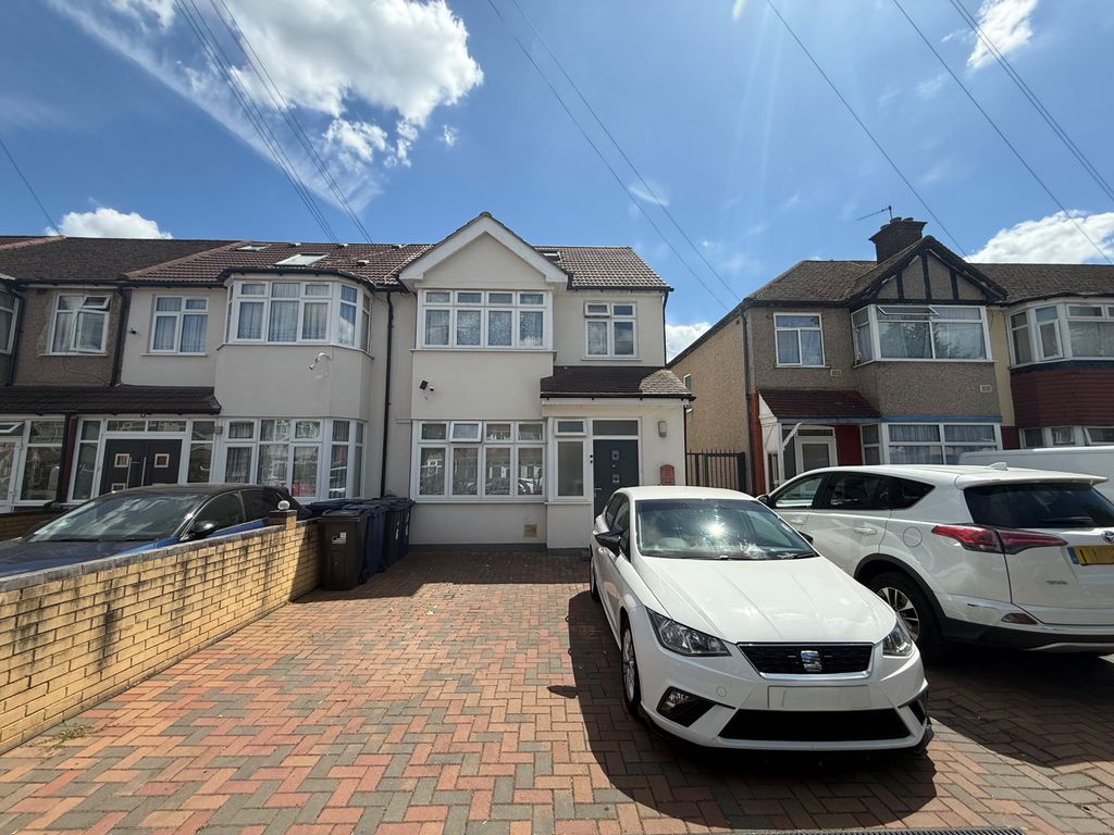 Property photo 1 of 9 Excellent 2-Bedroom First-Floor Flat In Southall