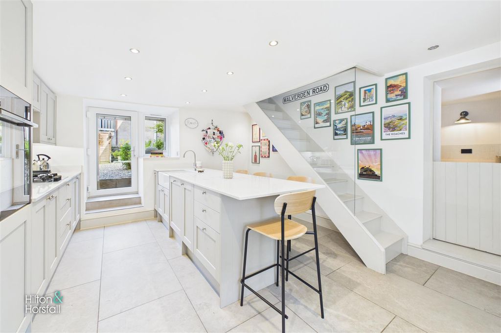 Property photo 1 of 27 Halifax Road