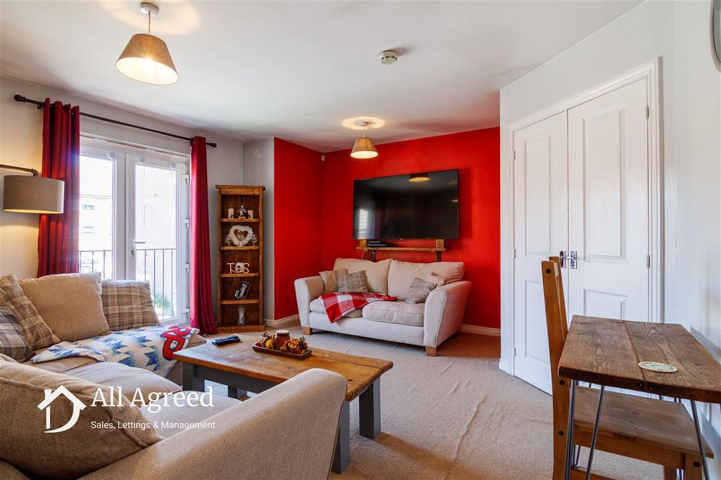 Property photo 3 of 12 Lounge