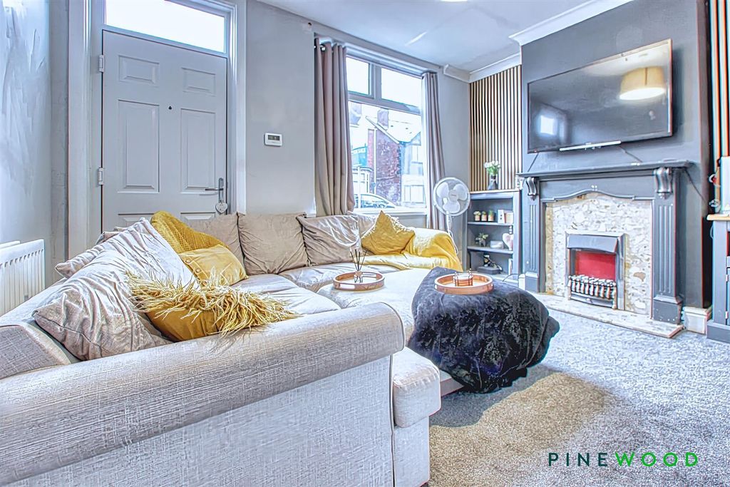 Property photo 3 of 20 Lounge