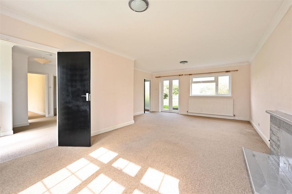 Property photo 3 of 18 21-Jevington-Close-Tn393Bb (11).Jpg