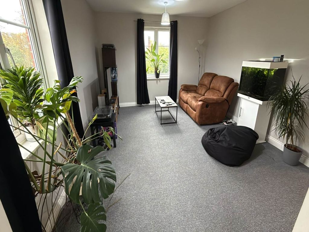 Property photo 3 of 12 Lounge