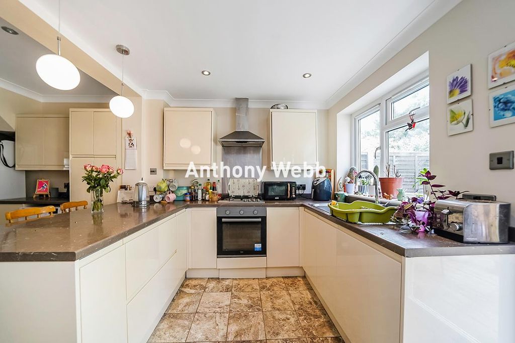 Property photo 3 of 21 Kitchen