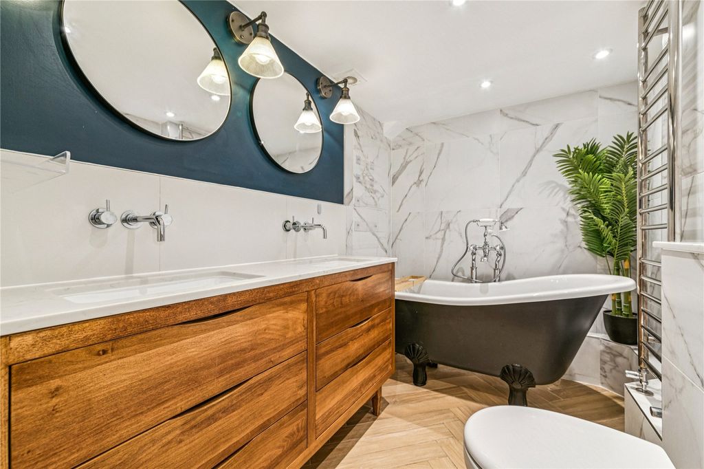 Property photo 3 of 9 Bathroom