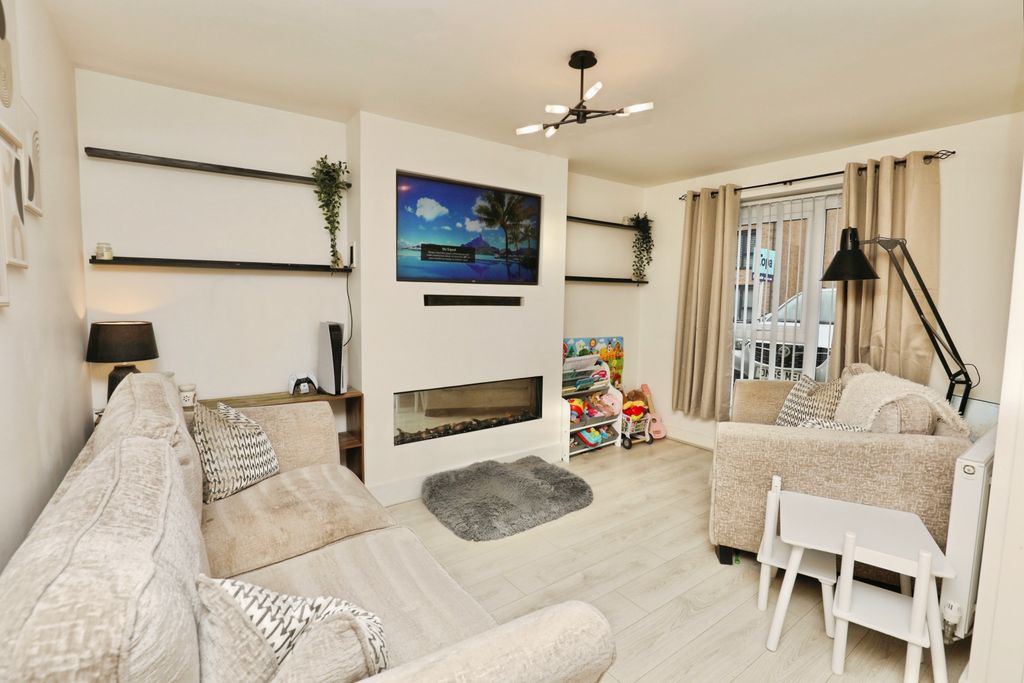 Property photo 2 of 17 Lounge