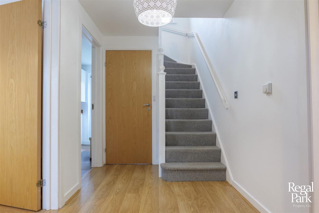 Property photo 3 of 31 Entrance Hall