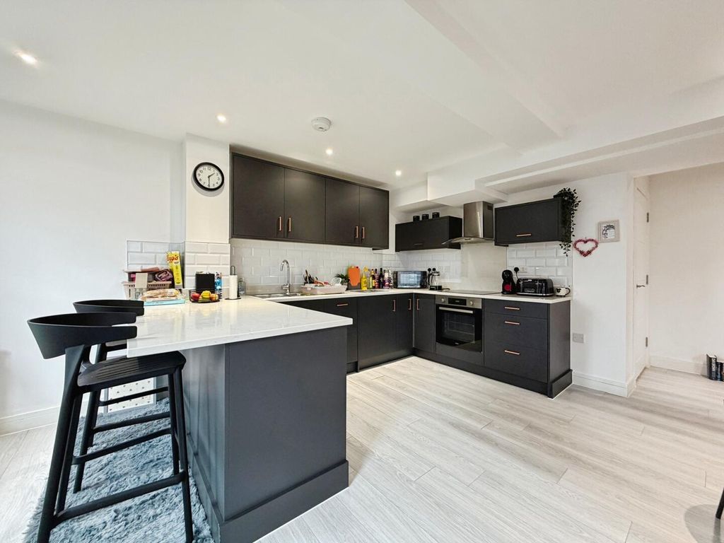 Property photo 3 of 12 Kitchen