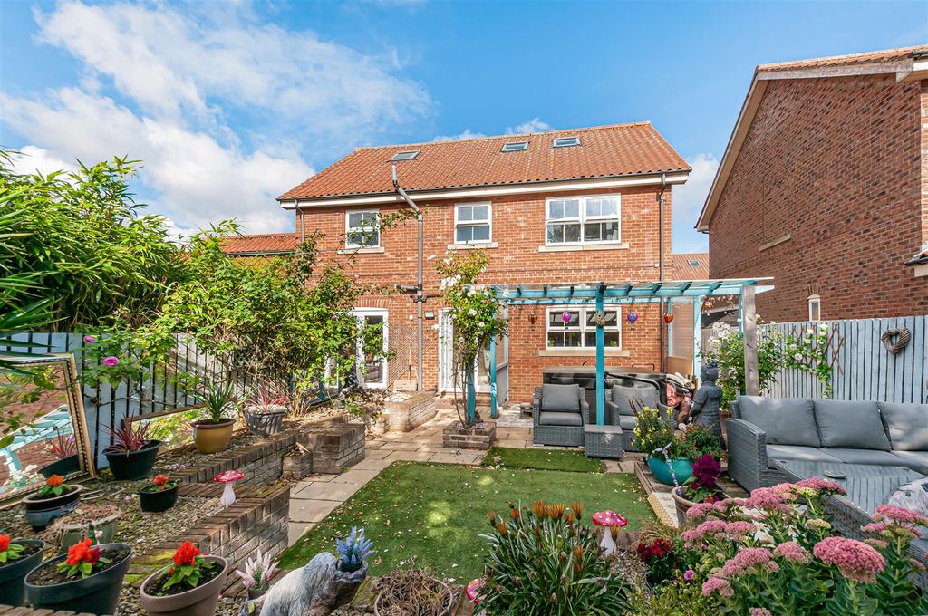 Property photo 3 of 33 10 Willow Croft3.Jpg