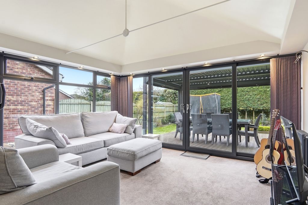 Property photo 3 of 34 Hollybushcourt011