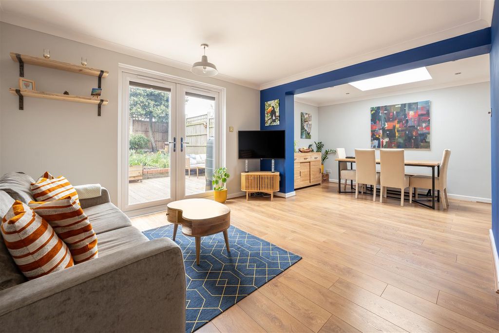 Property photo 2 of 28 Westminster Garden, E4