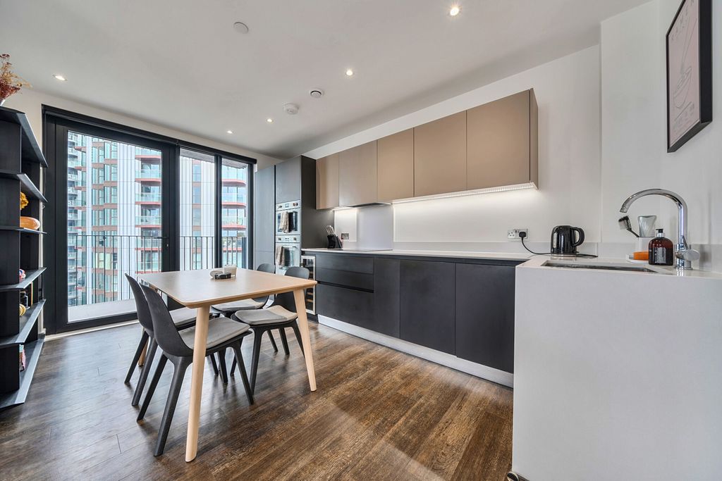 Property photo 3 of 19 Kitchen