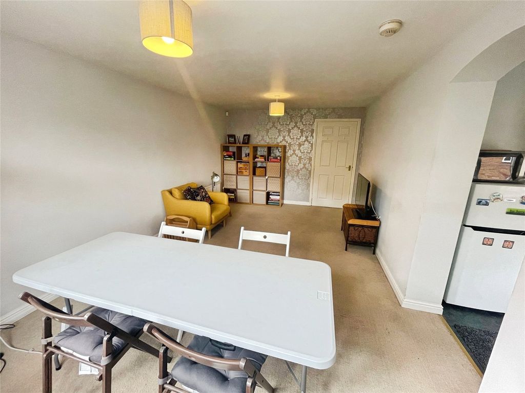 Property photo 3 of 14 Dining/Lounge
