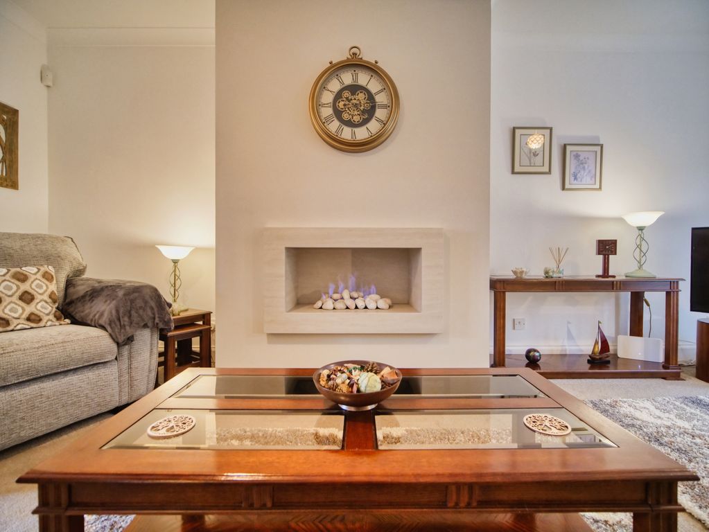 Property photo 3 of 33 Lounge