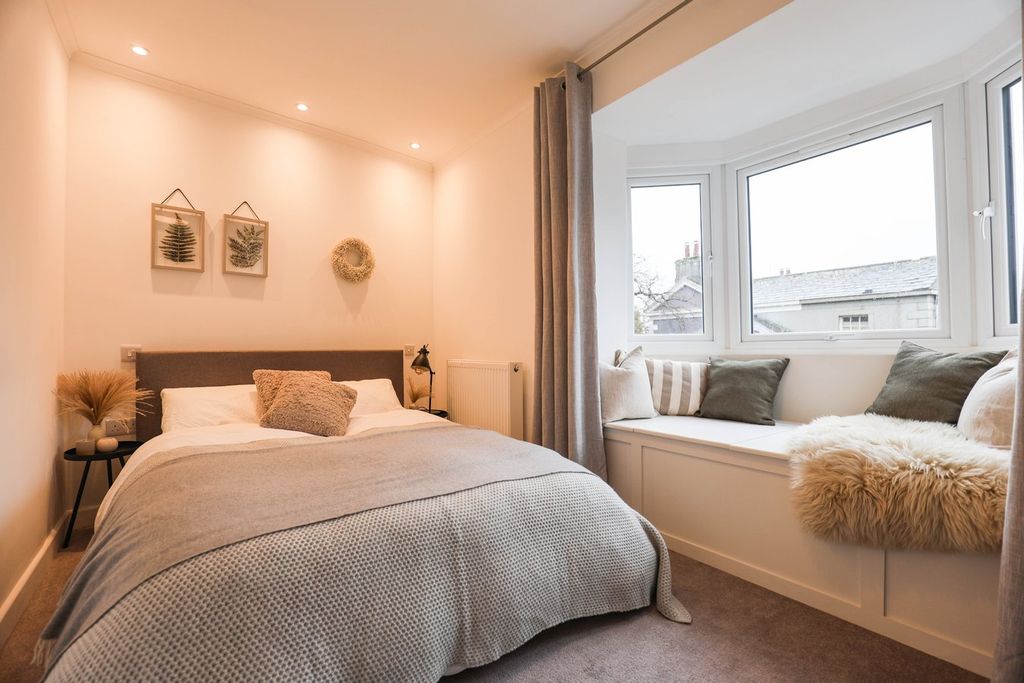 Property photo 3 of 17 Bedroom 1