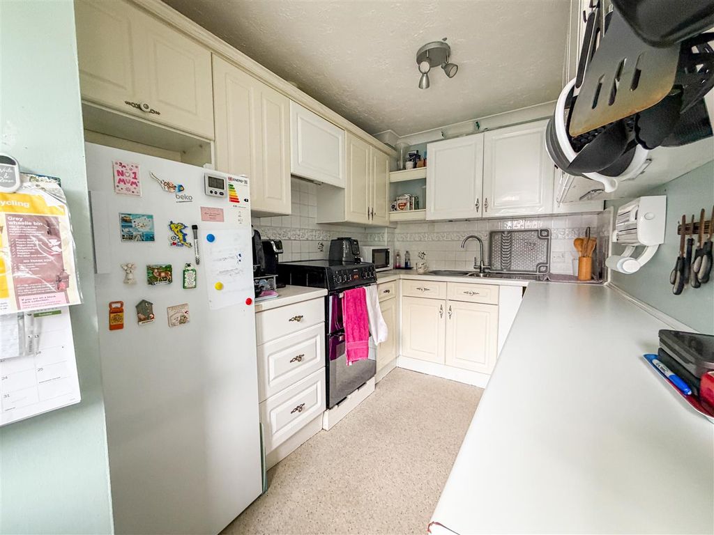 Property photo 3 of 18 Kitchen