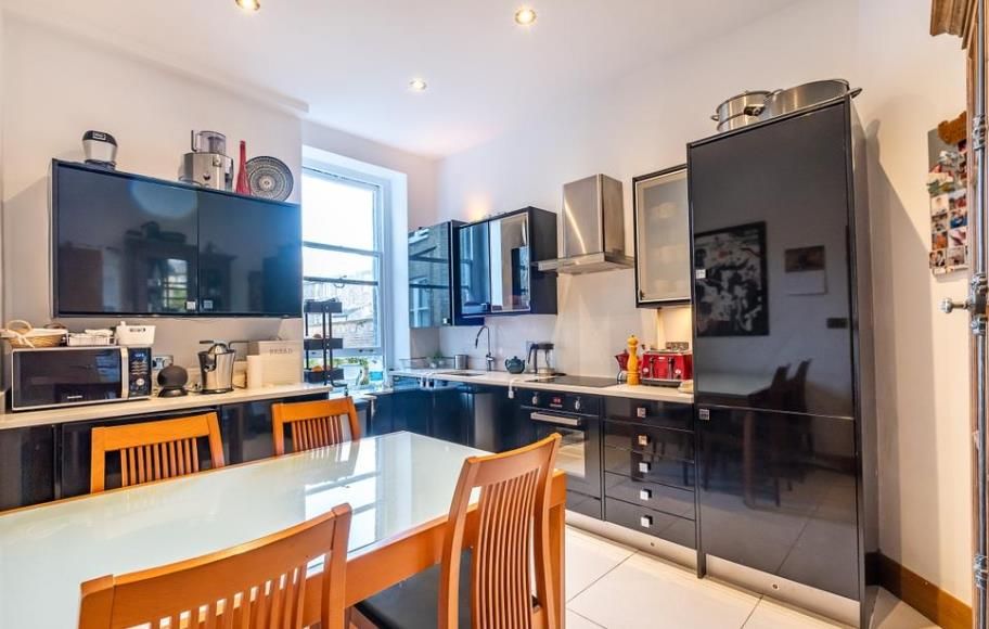 Property photo 2 of 8 10 The Water Gardens 2 19.02 .Png