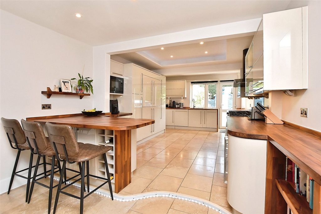 Property photo 3 of 19 Kitchen