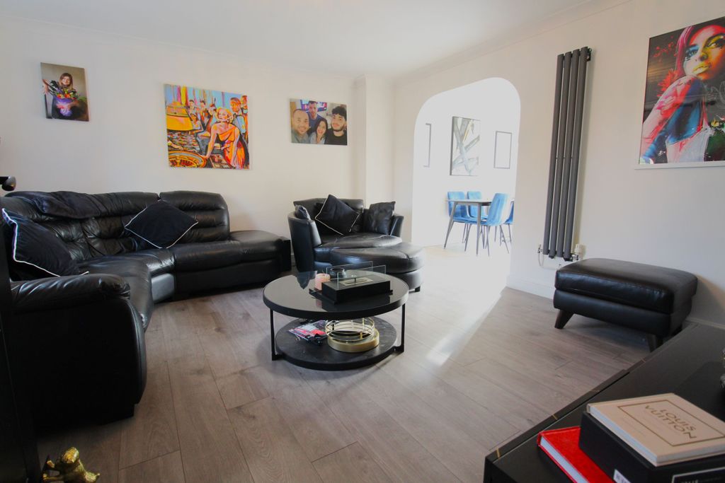 Property photo 2 of 15 Lounge