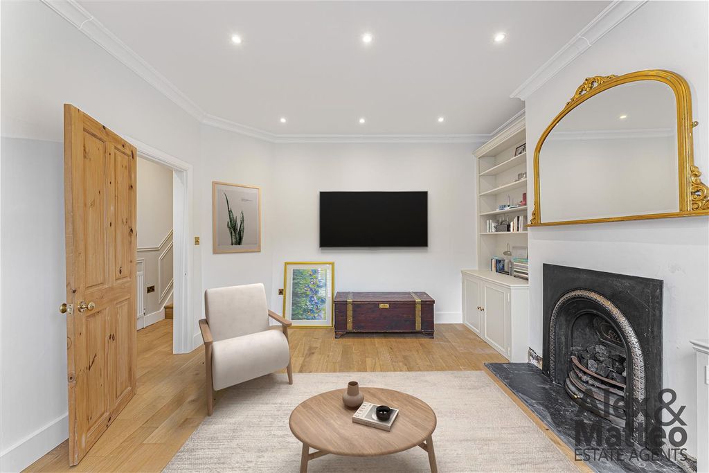 Property photo 2 of 14 Graveney Road